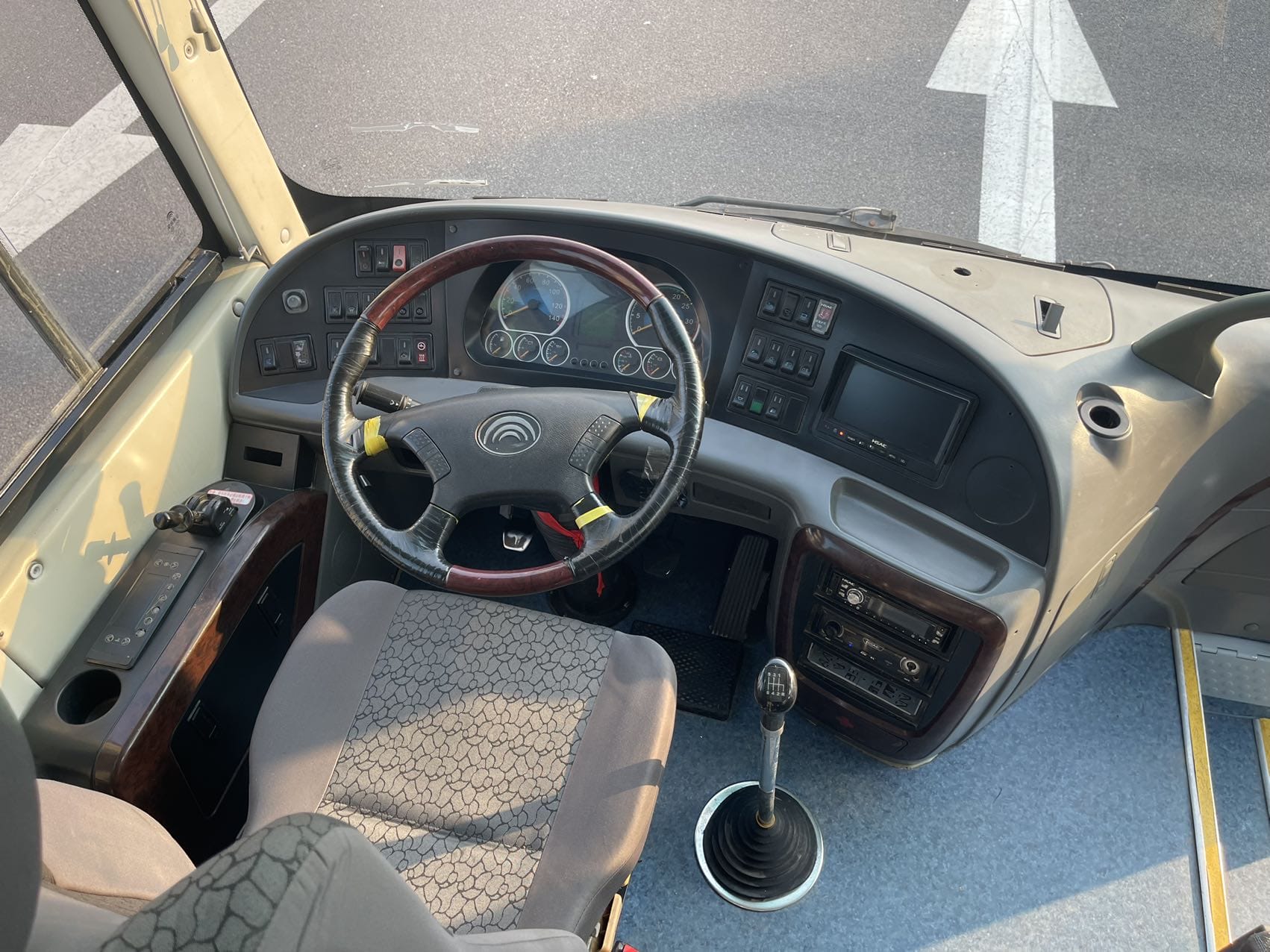 2013 8m yutong 31 seats used coach bus with airbag chassis and Euro 4 emission