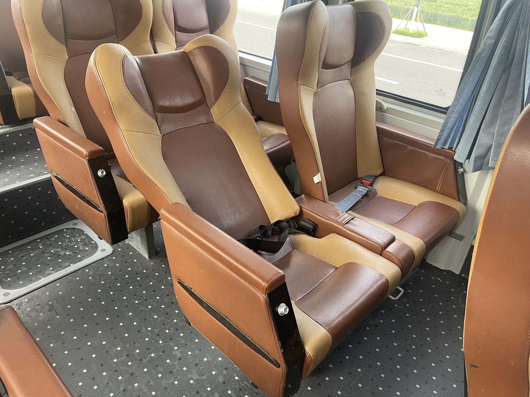 2016 19 seats kinglong 6759 used diesel coach bus with yuchai engine